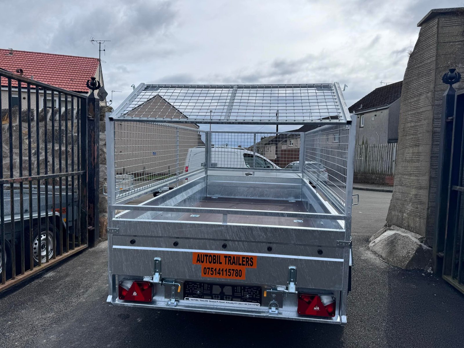 B300 TWIN AXLE MASTER NIEWIADOW WITH 60CM MESH AND RAMPS 2700KG - Image 9