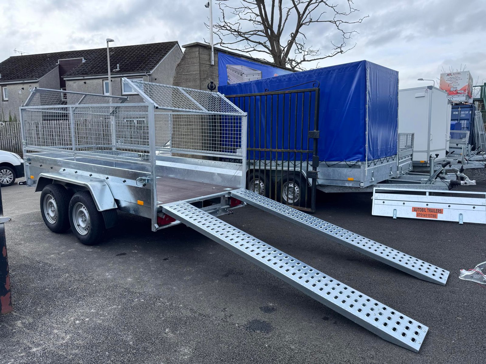B300 TWIN AXLE MASTER NIEWIADOW WITH 60CM MESH AND RAMPS 2700KG - Image 5