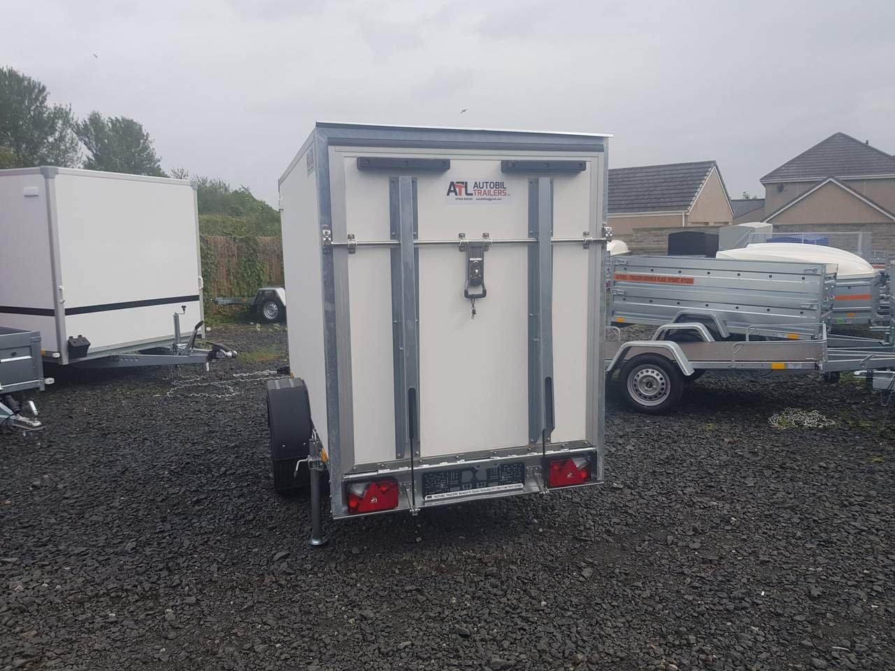 BRAND NEW BOX TRAILER 8.7FTx5FTx6FT WITH A RAMP UNBRAKED 750KG - Image 3