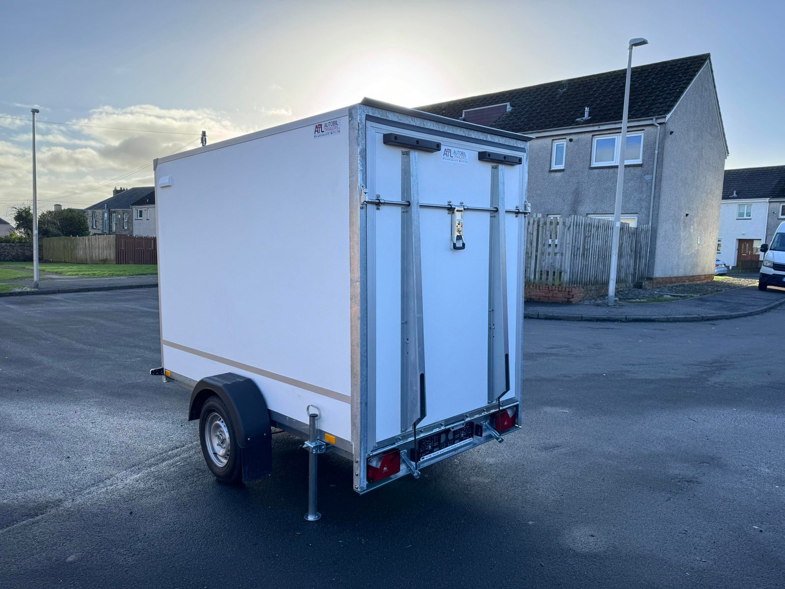 BRAND NEW BOX TRAILER 8FT x 5FT x 6FT WITH A RAMP UNBRAKED 750KG - Image 3