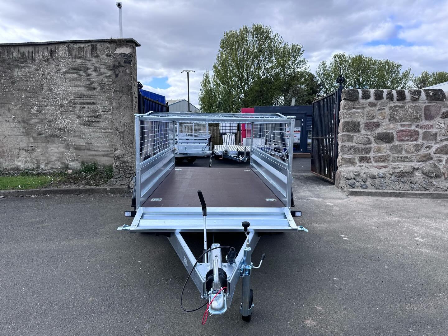 Zaslaw 265TH twin axle trailer braked trailer with 40cm mesh 2000KG - Image 4