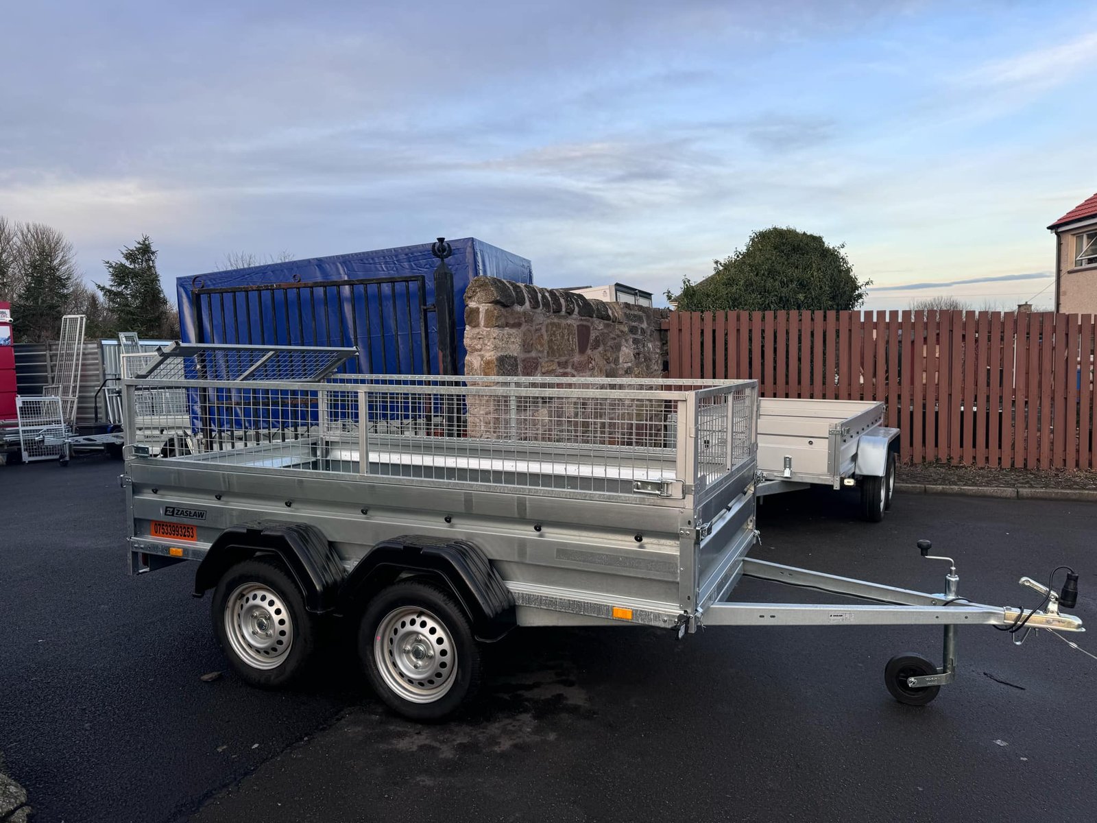 ZASLAW 265T 8,7FT x 4,2FT TWIN AXLE TRAILER WITH 40CM MESH