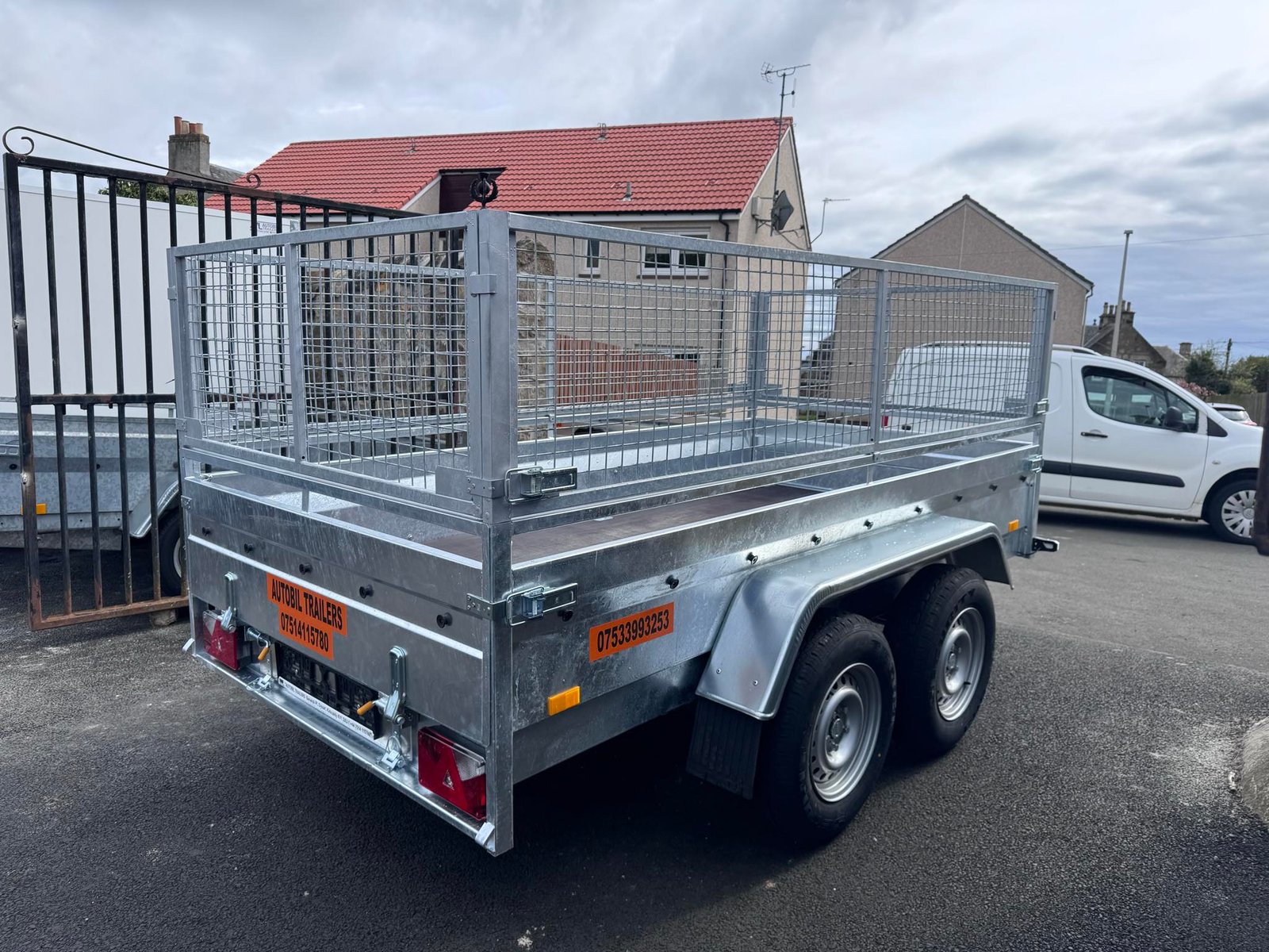 B300 TWIN AXLE MASTER NIEWIADOW WITH 60CM MESH AND RAMPS 2700KG - Image 3