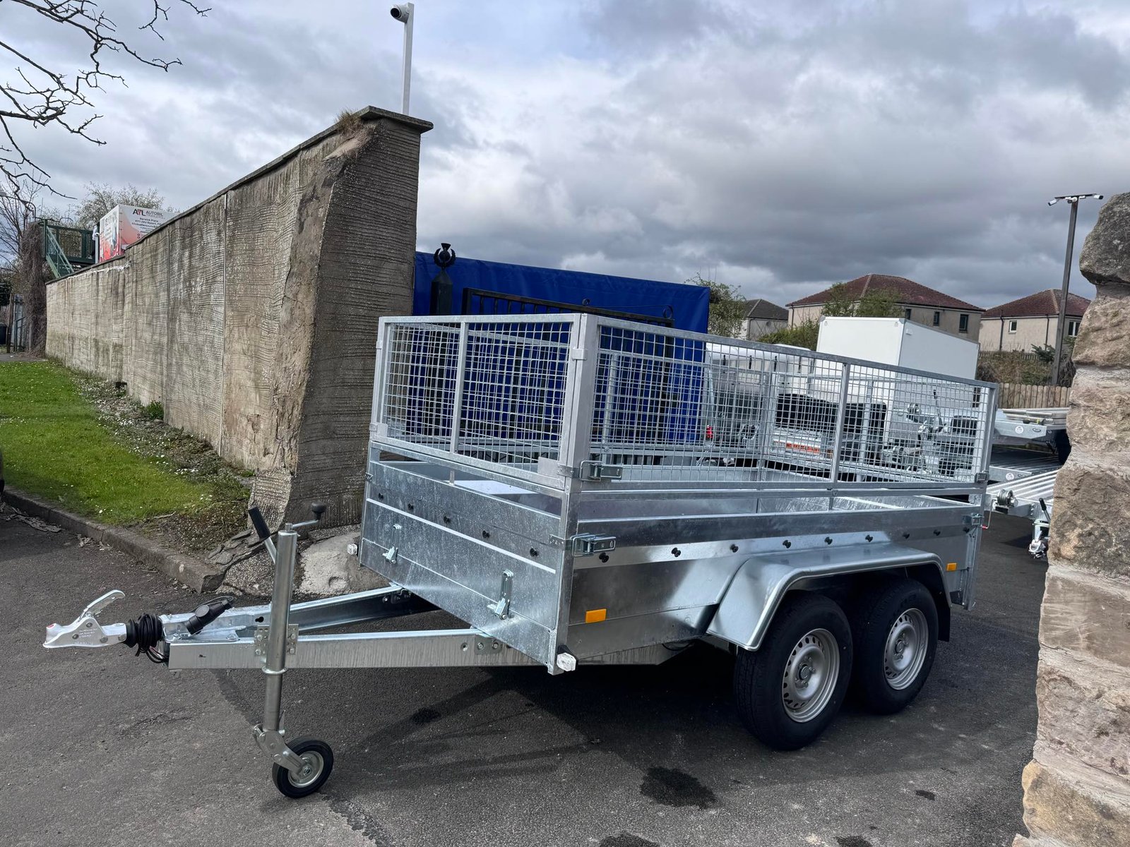 B300 TWIN AXLE MASTER NIEWIADOW WITH 60CM MESH AND RAMPS 2700KG - Image 4
