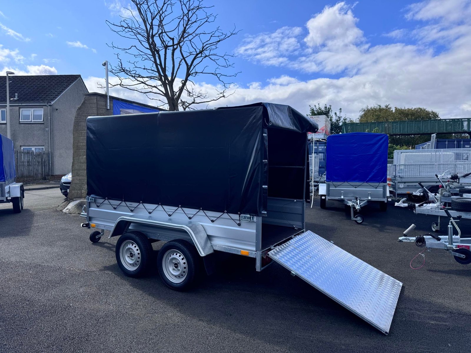 B265 TWIN AXLE TRAILER WITH FRAME COVER AND RAMP - Image 2