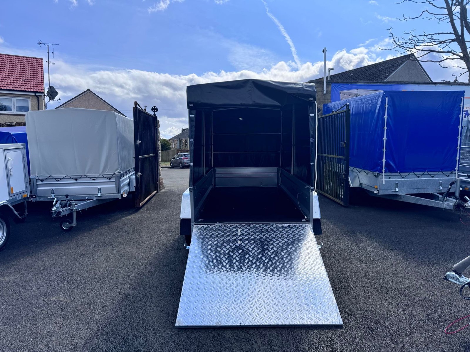 B265 TWIN AXLE TRAILER WITH FRAME COVER AND RAMP - Image 4