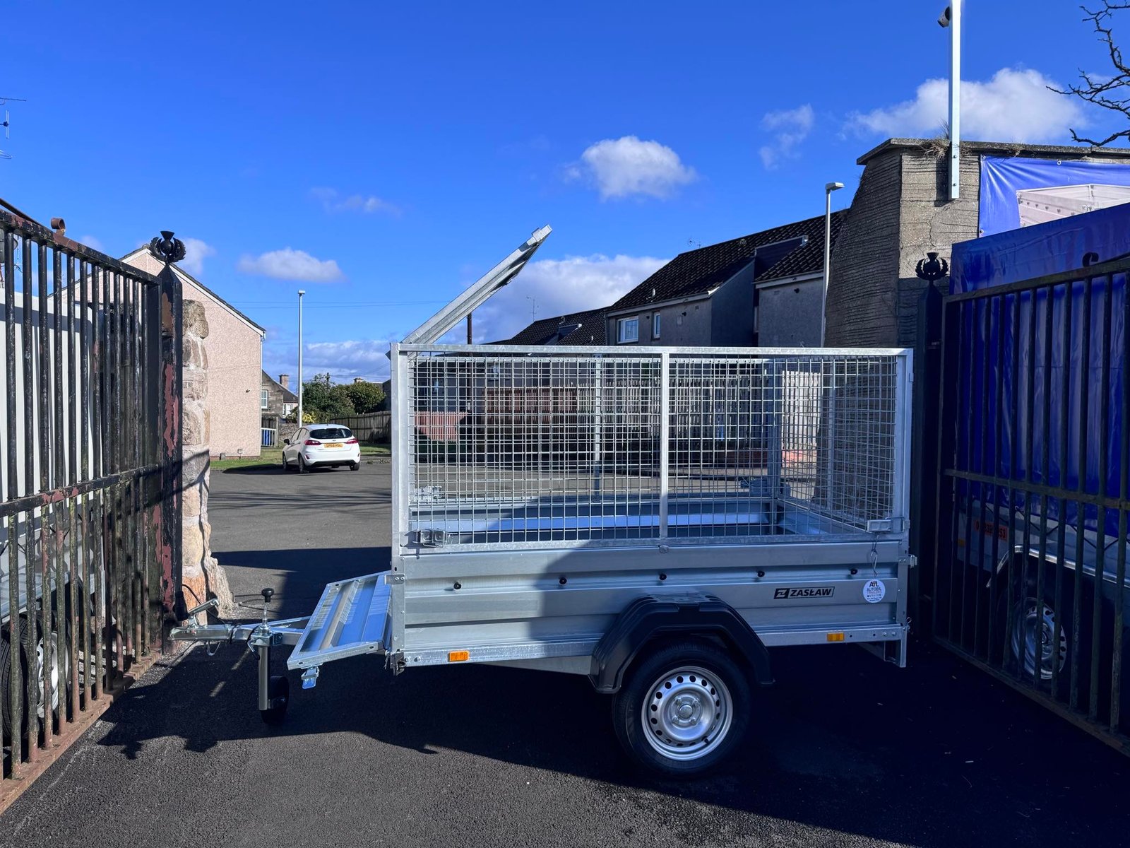 Zaslaw 205su (7ftx4ft) single axle tipping trailer with 80cm mesh - Image 2