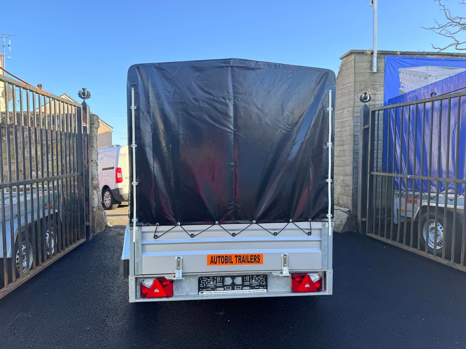 B265 Twin axle trailer with frame and cover - Image 12
