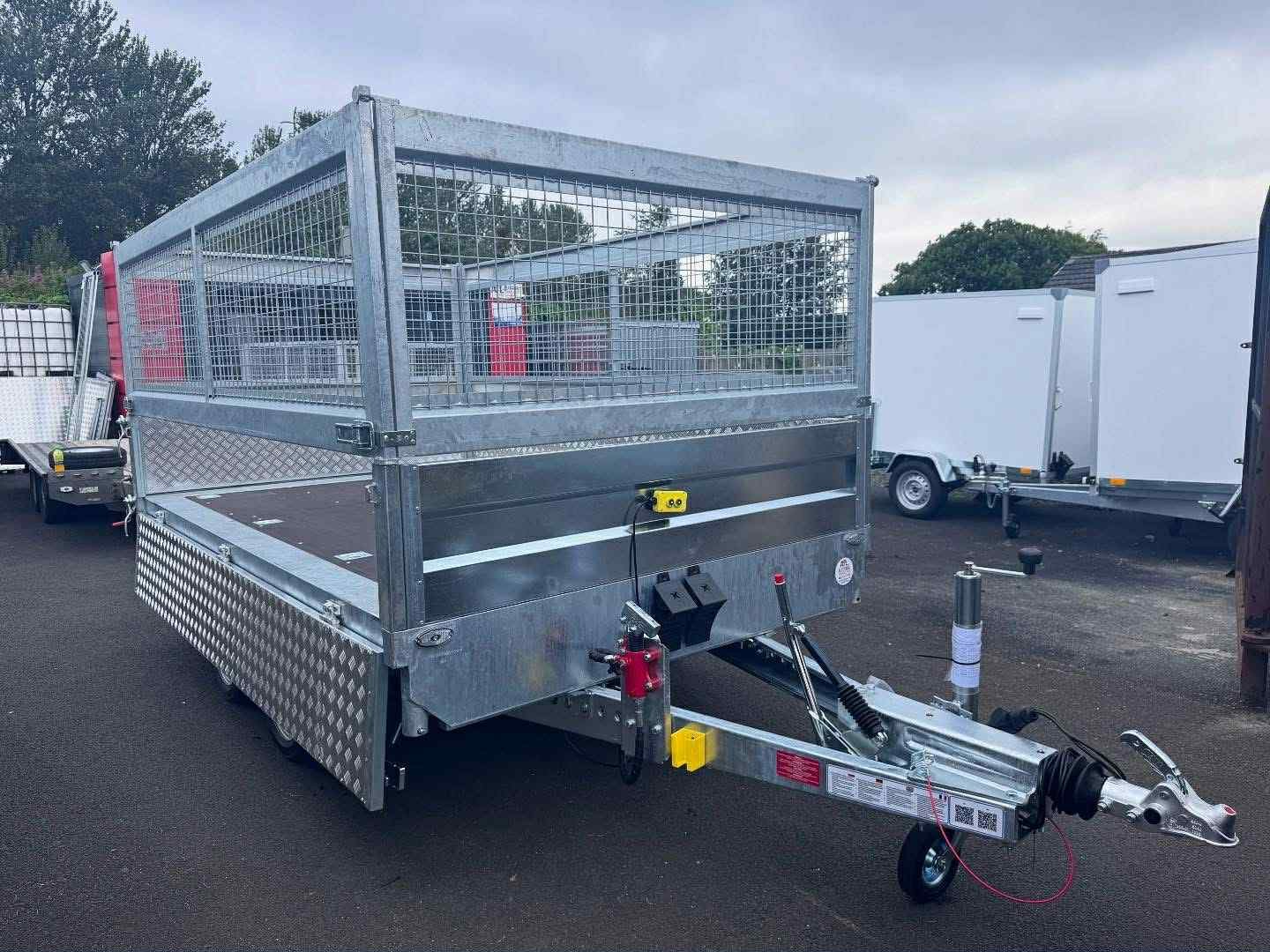 BRAND NEW 10FT X 6FT TWIN AXLE 3 WAY ELECTRIC TIPPER TRAILER WITH MESH SIDES AND RAMPS 3500KG - Image 2