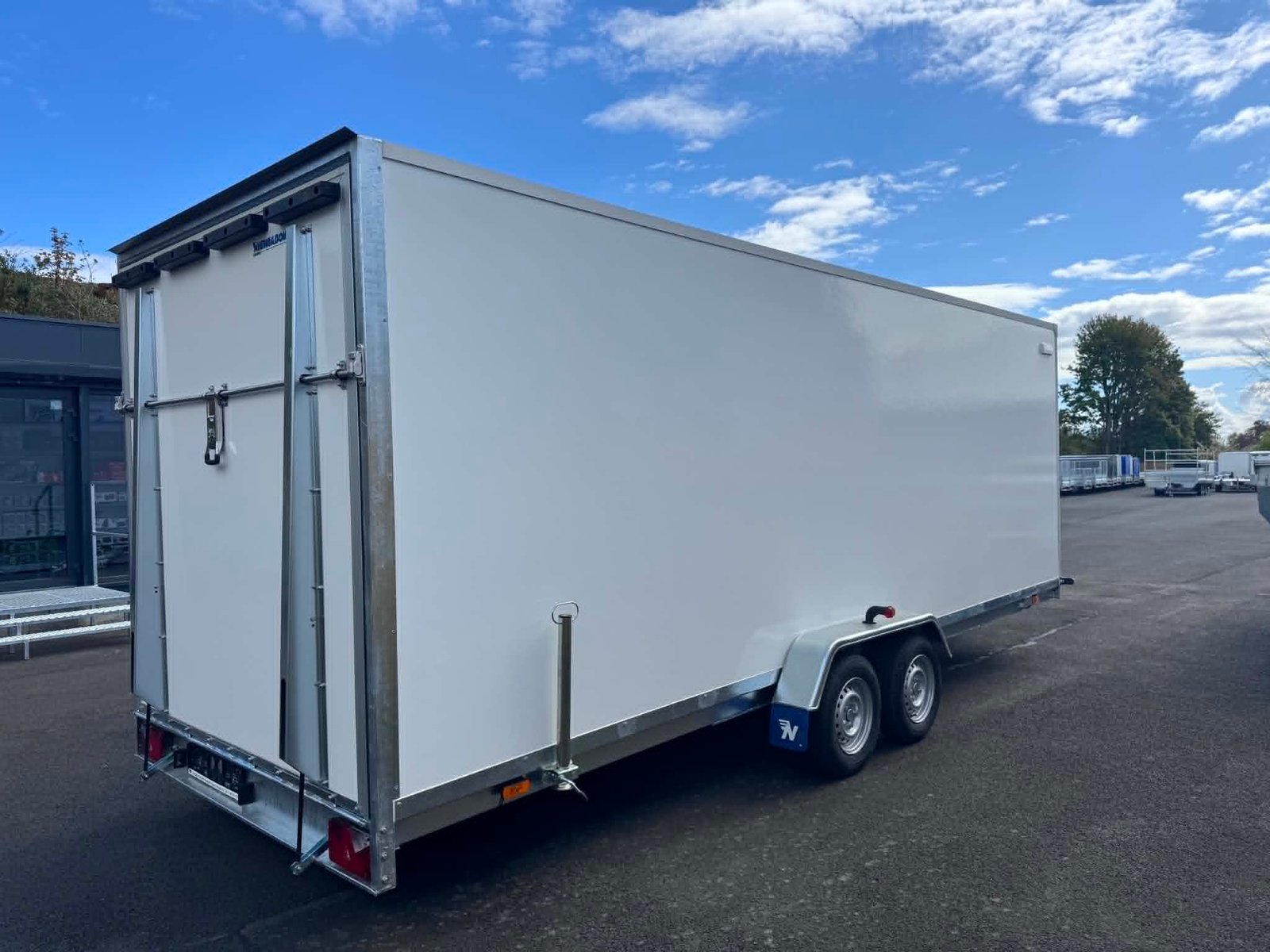BRAND NEW 6M x 2M x 2M TWIN AXLE BOX TRAILER WITH RAMP AND SIDE DOOR 2700KG - Image 2