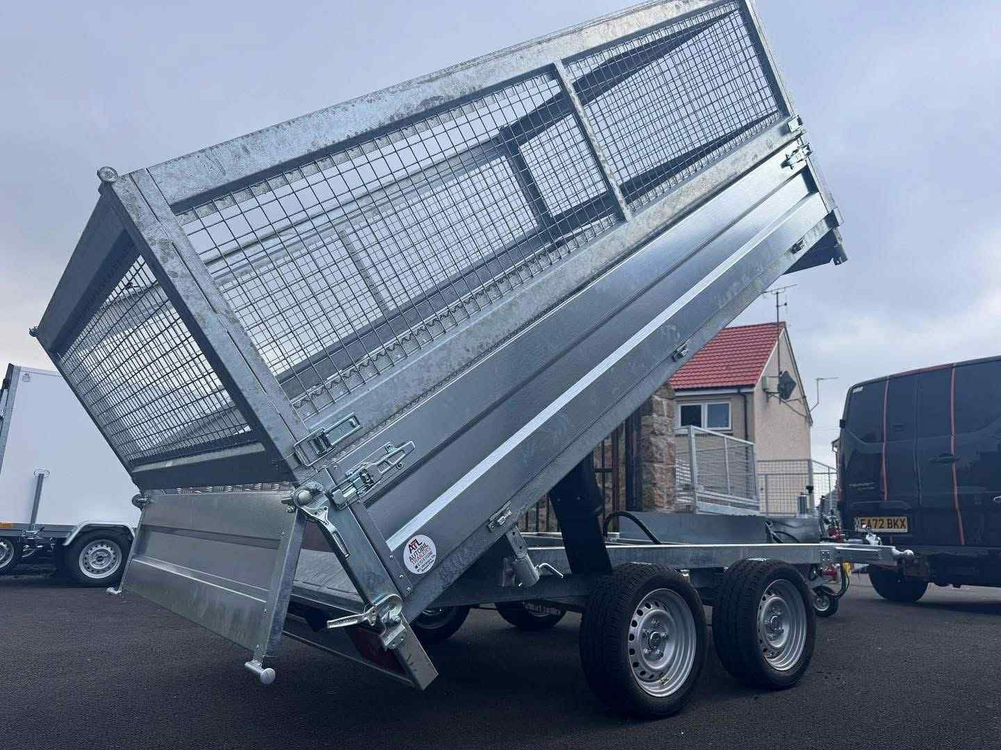 BRAND NEW 10FT X 6FT TWIN AXLE 3 WAY ELECTRIC TIPPER TRAILER WITH MESH SIDES AND RAMPS 3500KG - Image 4
