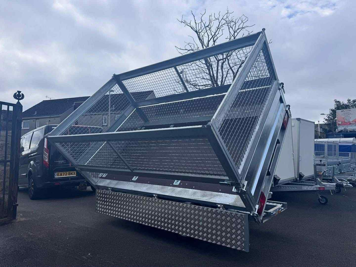 BRAND NEW 10FT X 6FT TWIN AXLE 3 WAY ELECTRIC TIPPER TRAILER WITH MESH SIDES AND RAMPS 3500KG - Image 3
