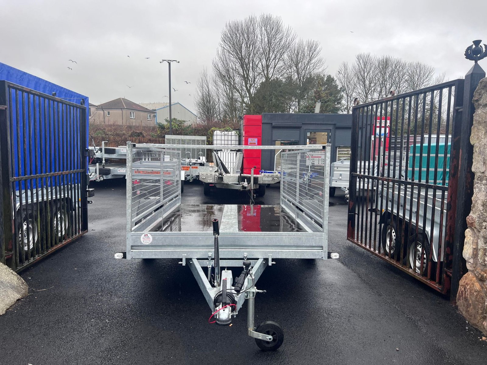 BRAND NEW 10FT X 6FT TWIN AXLE 3 WAY ELECTRIC TIPPER TRAILER WITH MESH SIDES AND RAMPS 3500KG - Image 2
