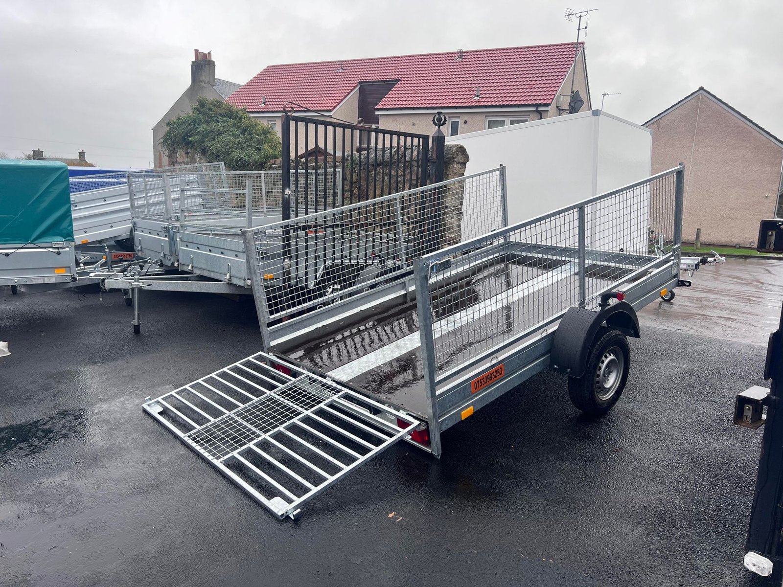 BRAND NEW 10FT X 6FT TWIN AXLE 3 WAY ELECTRIC TIPPER TRAILER WITH MESH SIDES AND RAMPS 3500KG - Image 3