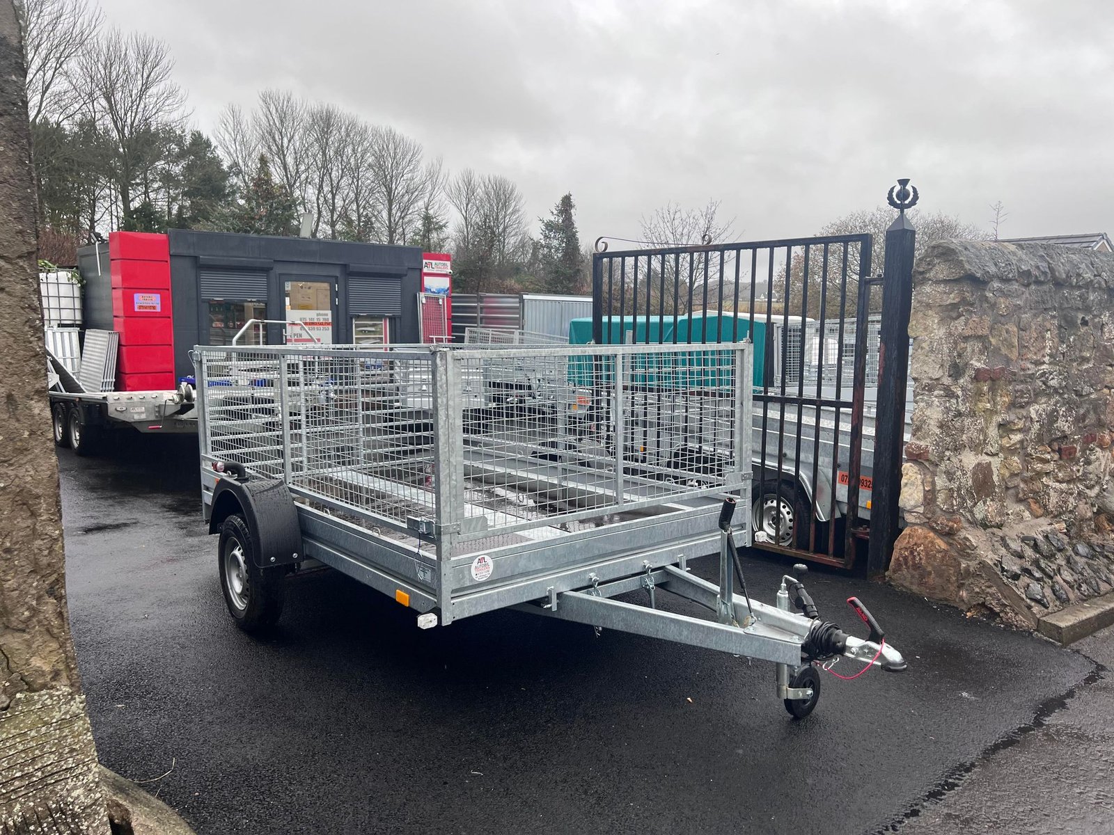 BRAND NEW 10FT X 6FT TWIN AXLE 3 WAY ELECTRIC TIPPER TRAILER WITH MESH SIDES AND RAMPS 3500KG - Image 4