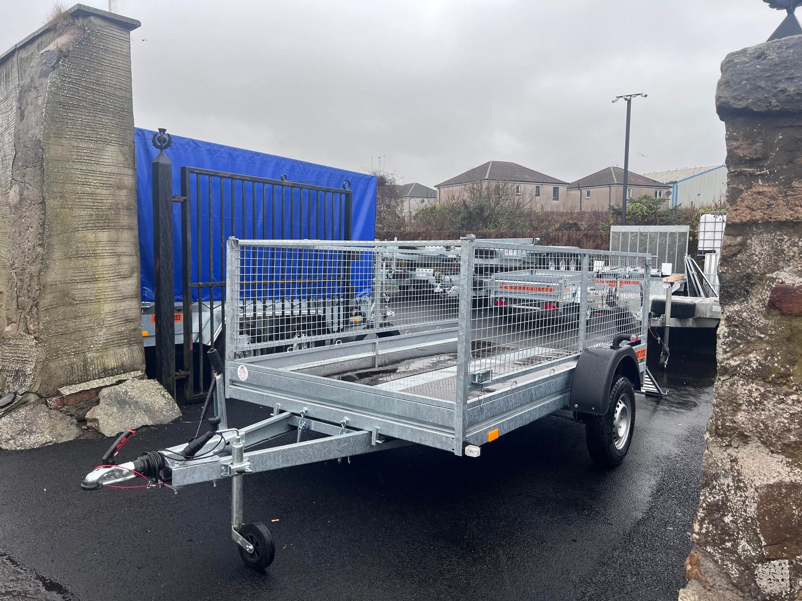 BRAND NEW 10FT X 6FT TWIN AXLE 3 WAY ELECTRIC TIPPER TRAILER WITH MESH SIDES AND RAMPS 3500KG - Image 5