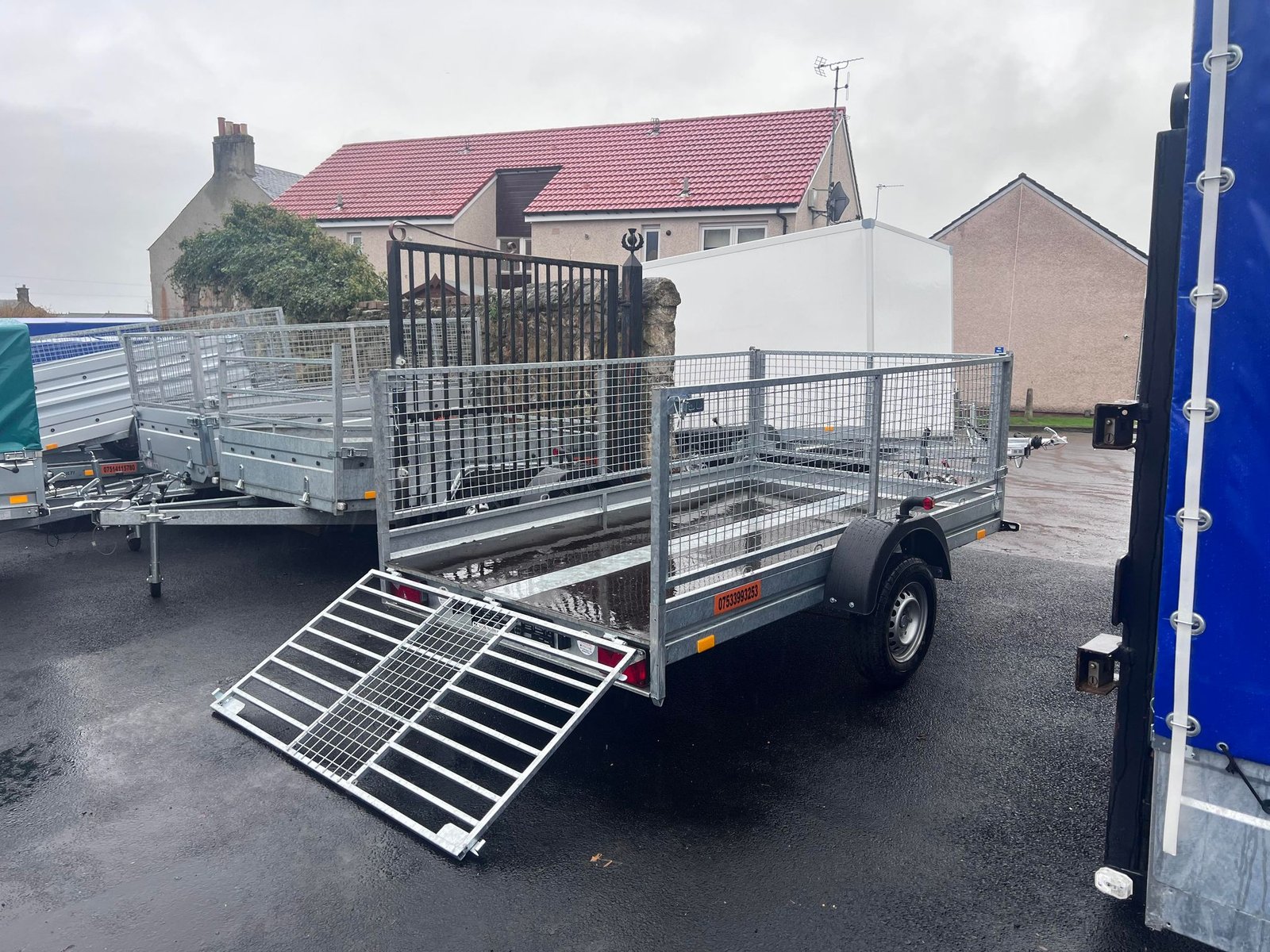 BRAND NEW 10FT X 6FT TWIN AXLE 3 WAY ELECTRIC TIPPER TRAILER WITH MESH SIDES AND RAMPS 3500KG