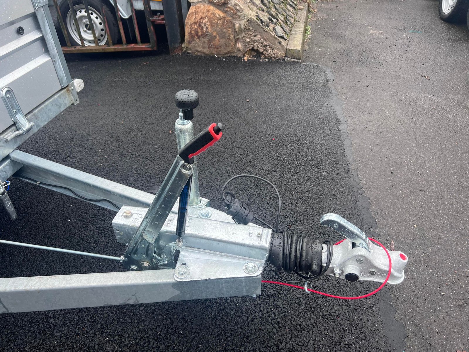 BRAND NEW 10FT X 6FT TWIN AXLE 3 WAY ELECTRIC TIPPER TRAILER WITH MESH SIDES AND RAMPS 3500KG - Image 8