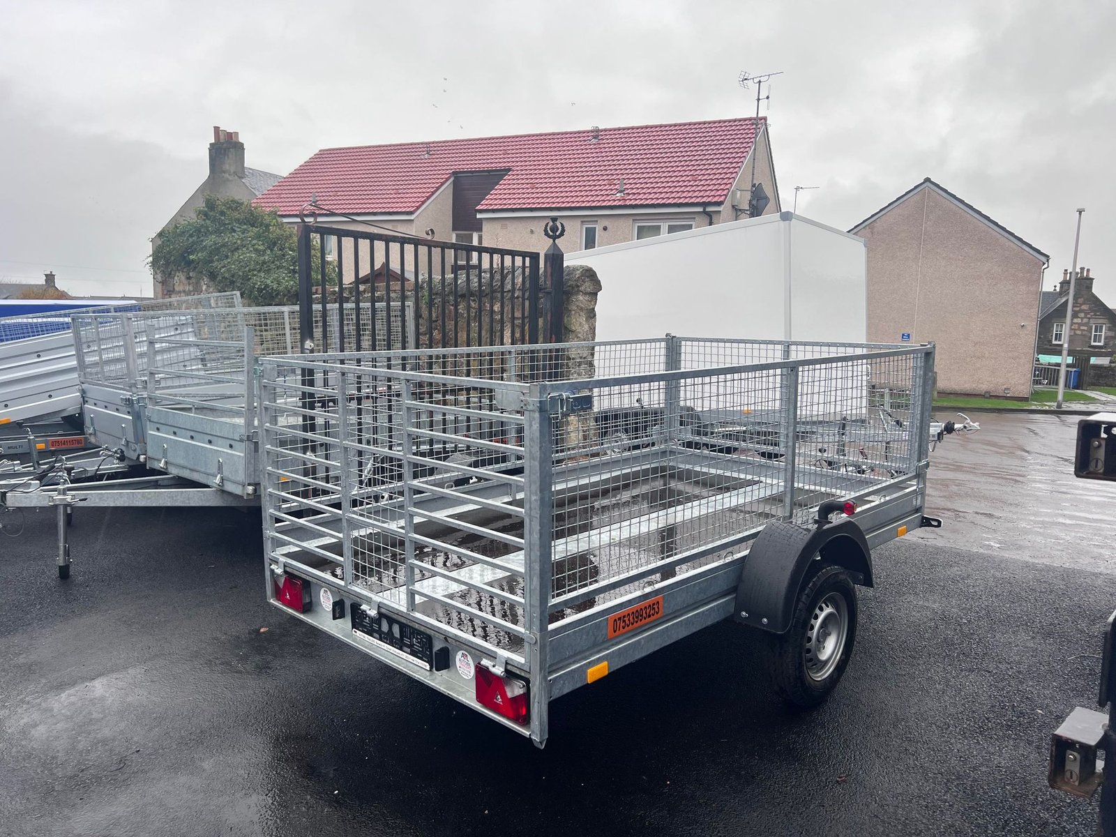BRAND NEW 10FT X 6FT TWIN AXLE 3 WAY ELECTRIC TIPPER TRAILER WITH MESH SIDES AND RAMPS 3500KG - Image 9
