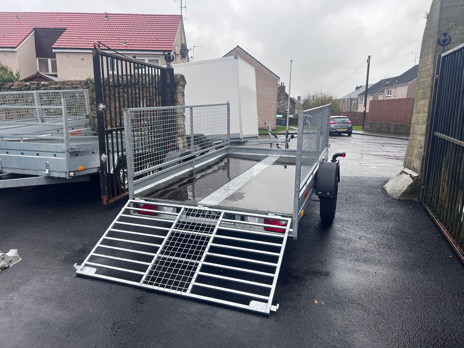 BRAND NEW 10FT X 6FT TWIN AXLE 3 WAY ELECTRIC TIPPER TRAILER WITH MESH SIDES AND RAMPS 3500KG - Image 10