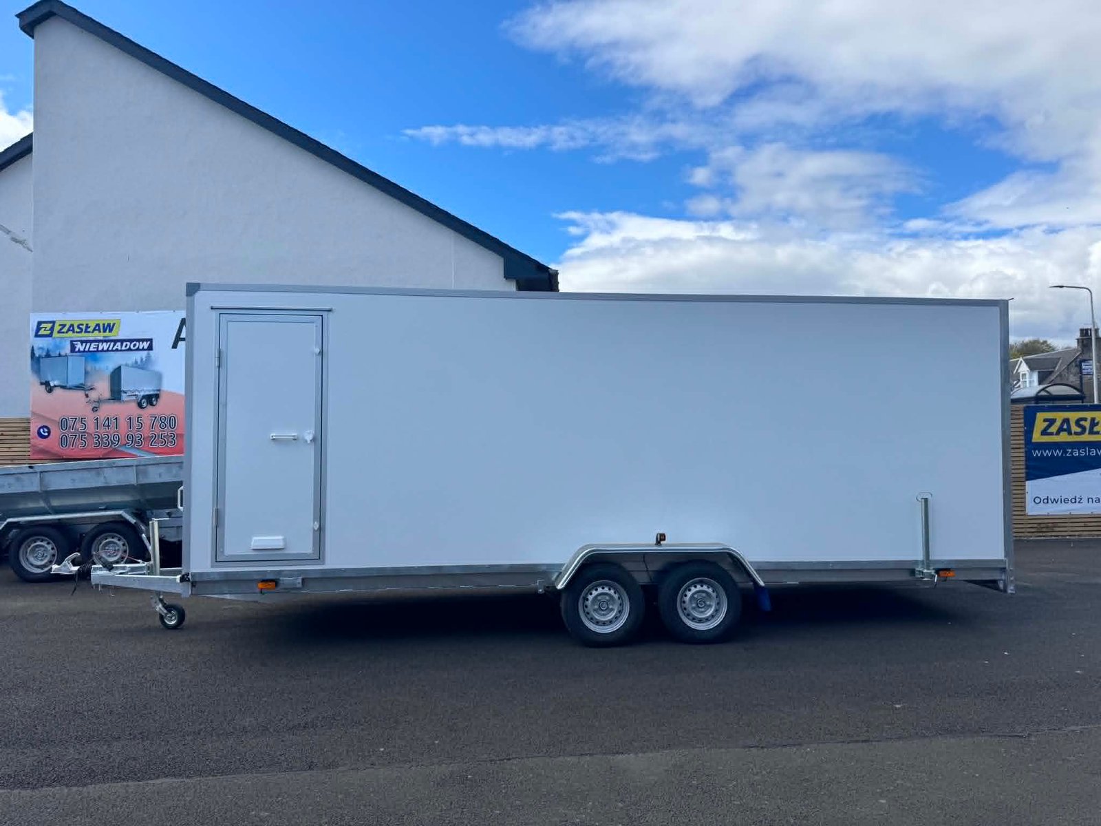BRAND NEW 6M x 2M x 2M TWIN AXLE BOX TRAILER WITH RAMP AND SIDE DOOR 2700KG - Image 4