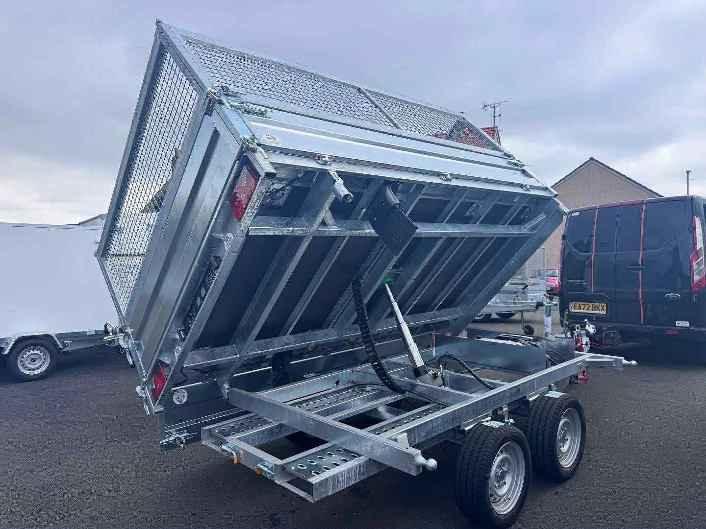 BRAND NEW 10FT X 6FT TWIN AXLE 3 WAY ELECTRIC TIPPER TRAILER WITH MESH SIDES AND RAMPS 3500KG - Image 5