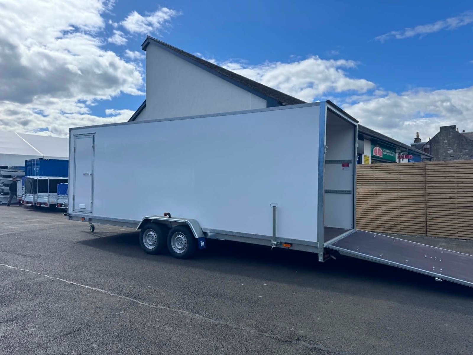 BRAND NEW 6M x 2M x 2M TWIN AXLE BOX TRAILER WITH RAMP AND SIDE DOOR 2700KG - Image 6