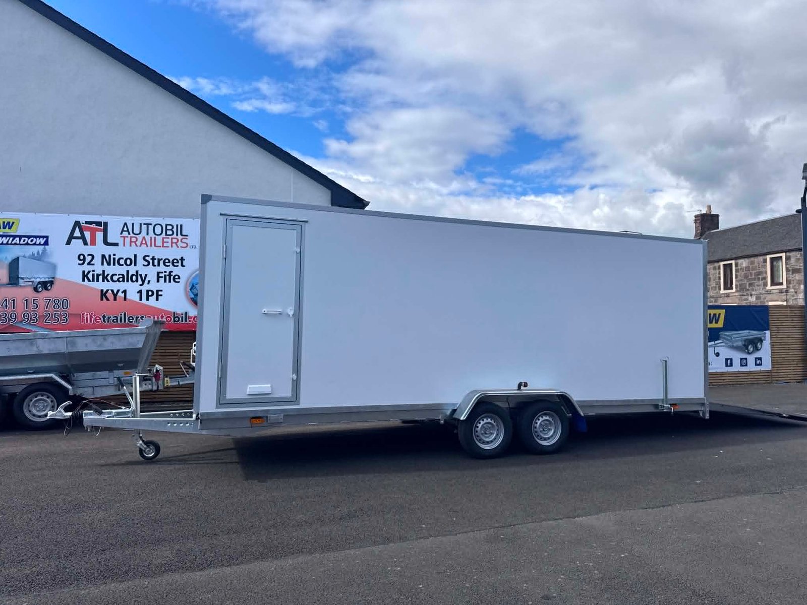 BRAND NEW 6M x 2M x 2M TWIN AXLE BOX TRAILER WITH RAMP AND SIDE DOOR 2700KG - Image 8