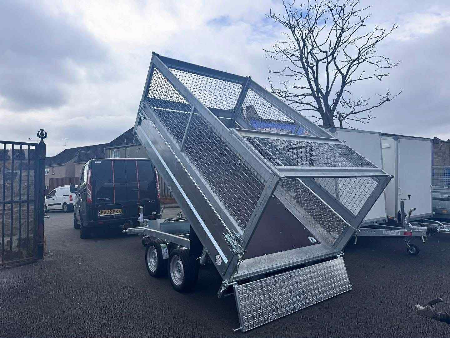 BRAND NEW 10FT X 6FT TWIN AXLE 3 WAY ELECTRIC TIPPER TRAILER WITH MESH SIDES AND RAMPS 3500KG - Image 6
