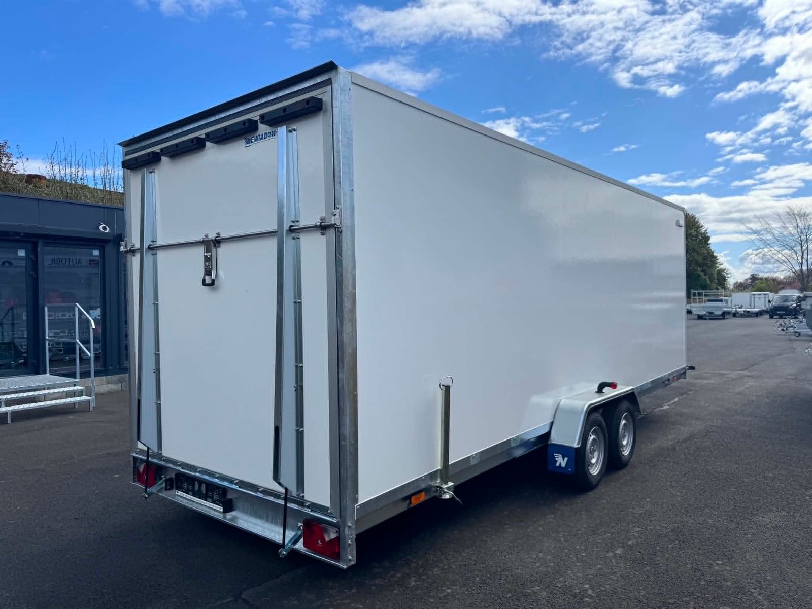 BRAND NEW 6M x 2M x 2M TWIN AXLE BOX TRAILER WITH RAMP AND SIDE DOOR 2700KG - Image 7