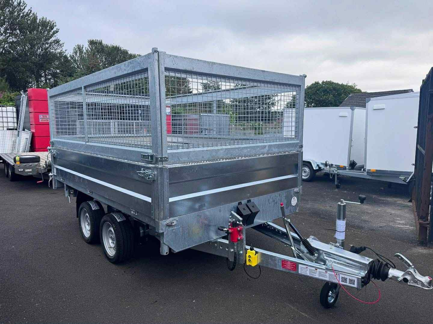 BRAND NEW 10FT X 6FT TWIN AXLE 3 WAY ELECTRIC TIPPER TRAILER WITH MESH SIDES AND RAMPS 3500KG - Image 8